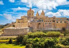 Malta Jadi Panggung Utama Petualangan Enola Holmes 3: Dari Benteng Bersejarah hingga Kota Tua yang Memukau