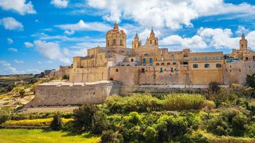 Malta Jadi Panggung Utama Petualangan Enola Holmes 3: Dari Benteng Bersejarah hingga Kota Tua yang Memukau