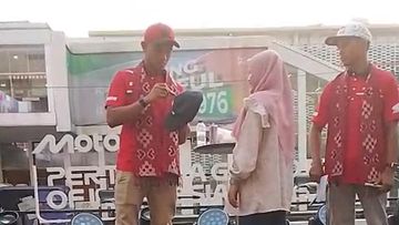 Veda Ega dan Mario Aji Sapa Penggemar dengan Kuis Berhadiah Usai Laga Moto3