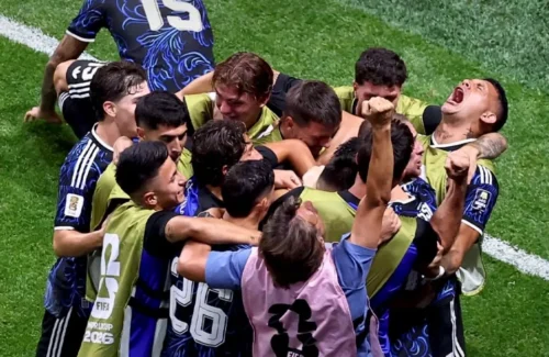 Patung Liberty Berbalut Jersey Spanyol dan Argentina Sambut Final Piala Dunia 2026