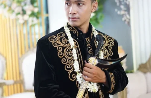 Viral Pengantin Pria Tampil Nyentrik dengan Selendang Bunga, Tuai Perdebatan
