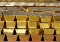Emas Tertekan Dolar dan Ketidakpastian Global, Prospek Jangka Panjang Tetap Cerah?