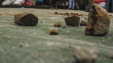 Dua Tewas, Belasan Rumah Hangus dalam Bentrokan di Adonara Timur