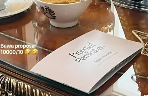 Proposal Pernikahan Unik: Pria Palembang Lamar Kekasih dengan Dokumen Lengkap