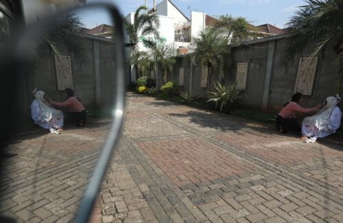 Teror 'Pocong' Muncul di Tengah Krisis Ekonomi Indonesia, Targetkan Generasi Muda