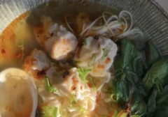Wonton Noodle Soup: Kelezatan Mi Kuah Gurih dan Wonton Lembut di Meja Makan Anda