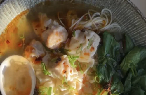 Wonton Noodle Soup: Kelezatan Mi Kuah Gurih dan Wonton Lembut di Meja Makan Anda