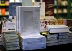 Buku 'Paling Berbahaya' Ludes Terjual Lebih dari 12 Juta Kopi di Seluruh Dunia
