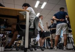 Tokyo Longgarkan Aturan Busana Kantor Musim Panas: Celana Pendek dan Kaos Diperbolehkan