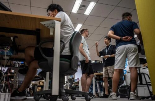 Tokyo Longgarkan Aturan Busana Kantor Musim Panas: Celana Pendek dan Kaos Diperbolehkan