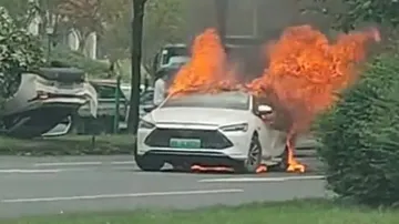 Sedan PHEV BYD Qin Plus Terbakar Pasca Kecelakaan Beruntun di Tiongkok