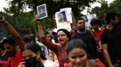 Ribuan Demonstran 'Kecoa' Diblokade Polisi Saat Bergerak Menuju Parlemen India