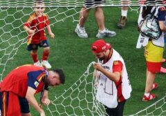Pemain Spanyol Potong Jaring Gawang Sebagai Bentuk Penghormatan Usai Kemenangan Piala Dunia