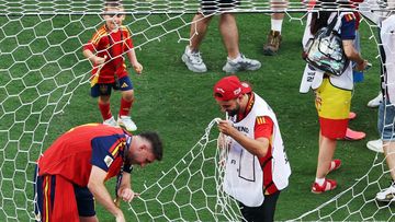 Pemain Spanyol Potong Jaring Gawang Sebagai Bentuk Penghormatan Usai Kemenangan Piala Dunia