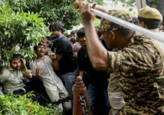 Demonstran Muda di India Dipukuli Aparat Saat Aksi Protes Menjelang Parlemen