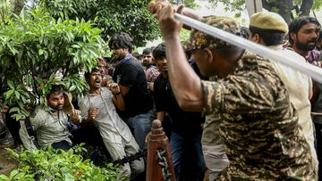 Demonstran Muda di India Dipukuli Aparat Saat Aksi Protes Menjelang Parlemen