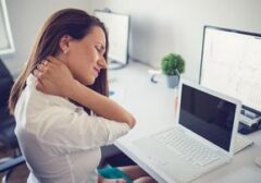 Peregang Leher Berbunyi 'Krek': Mitos atau Ancaman Stroke?