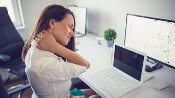 Peregang Leher Berbunyi 'Krek': Mitos atau Ancaman Stroke?
