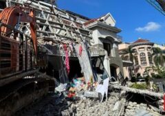 Dua Korban Masih Terjebak di Reruntuhan Rumah Mewah Grand Polonia Medan