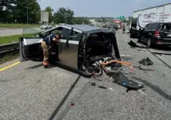 Tesla Cybertruck Alami Kerusakan Parah Akibat Tabrakan dengan Truk Kargo