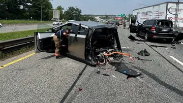 Tesla Cybertruck Alami Kerusakan Parah Akibat Tabrakan dengan Truk Kargo