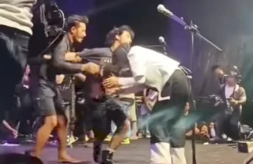 Insiden Tak Terduga: Tantri Kotak Dipeluk Penggemar Saat Manggung di Ciletuh