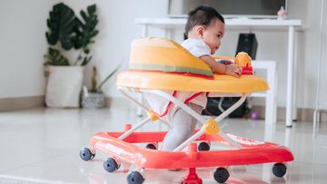 Baby Walker Justru Berisiko, Tak Bantu Bayi Lebih Cepat Melangkah