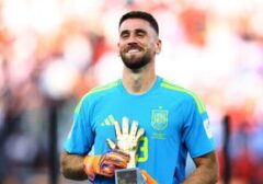 Momen Tak Terduga: Unai Simón dan Yeremy Pino Berciuman di Parade Juara Spanyol