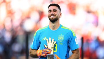 Momen Tak Terduga: Unai Simón dan Yeremy Pino Berciuman di Parade Juara Spanyol