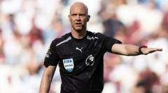 Anthony Taylor Gantung Peluit, Tutup Karier 20 Tahun Sebagai Wasit