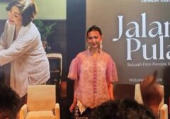 Film 'Jalan Pulang' Hadirkan Kolaborasi Hangat Sheila Dara dan Widyawati