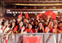 Atribut Serba Mutiara dan Denim: Bukti Loyalitas Fans F4 pada Konser "FForever 2026"