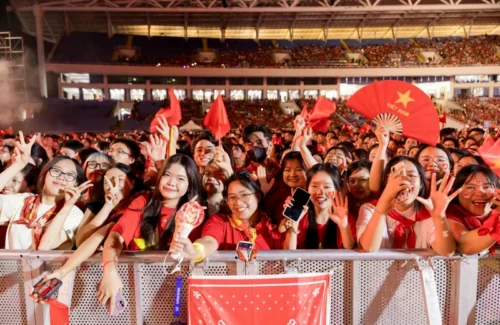 Atribut Serba Mutiara dan Denim: Bukti Loyalitas Fans F4 pada Konser "FForever 2026"