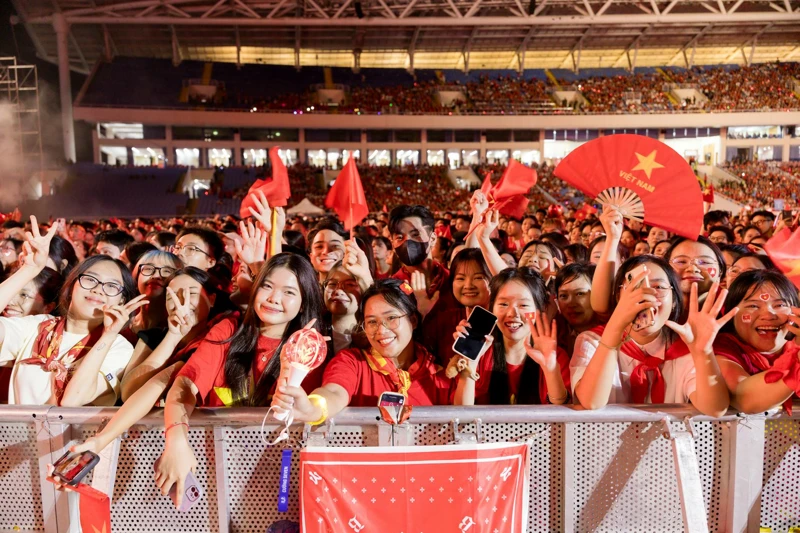 Atribut Serba Mutiara dan Denim: Bukti Loyalitas Fans F4 pada Konser "FForever 2026"