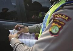 Alphard "Nopol Bodong" Terobos Lampu Merah dan Intimidasi Petugas di Bundaran HI
