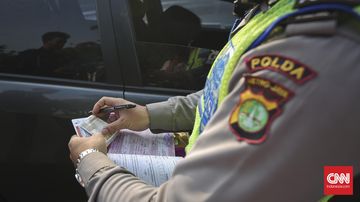 Alphard "Nopol Bodong" Terobos Lampu Merah dan Intimidasi Petugas di Bundaran HI
