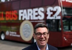 Andy Burnham Pangkas Tarif Bus Jadi £2, Langkah Awal Ringankan Beban Warga Inggris