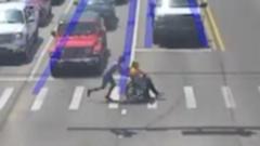 Spiderman Lokal Beraksi: Pahlawan Tak Terduga Bantu Lansia Seberangi Jalan Raya