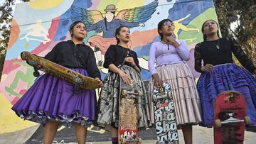 Gadis Cholita di Papan Skateboard: Perpaduan Tradisi dan Modernitas di Bolivia