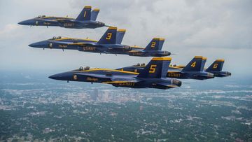 Pesawat Tempur Blue Angels AS Terbang Terlalu Dekat Pengunjung Pantai Pensacola