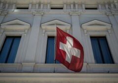 Kota di Swiss Terapkan Aturan Baru: Pemilik Anjing Wajib Bersihkan Urin Peliharaan