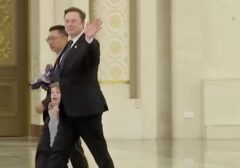 Peluncuran Robotaxi Tesla Tertunda, Elon Musk Akui Target Ambisius