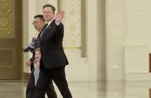 Peluncuran Robotaxi Tesla Tertunda, Elon Musk Akui Target Ambisius