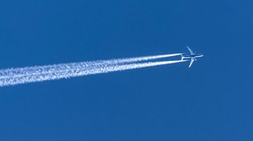Pilot Iseng Urai 'Saya Bosan' di Langit Inggris Saat Penerbangan Uji