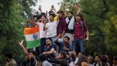 Protes 'Kecoa' di India Berakhir Pasca Mundurnya Menteri Pendidikan