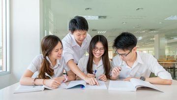 Panduan Lengkap: 6 Faktor Krusial Sebelum Memilih Negara Tujuan Kuliah di Luar Negeri