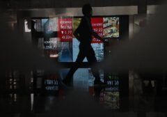 Investor Asing Lepas Saham Konsumer, IHSG Tertekan di Sesi Pertama Perdagangan