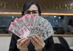 Rupiah Tergelincir ke Rp18.009 per Dolar AS Pasca Mundurnya Bos BI