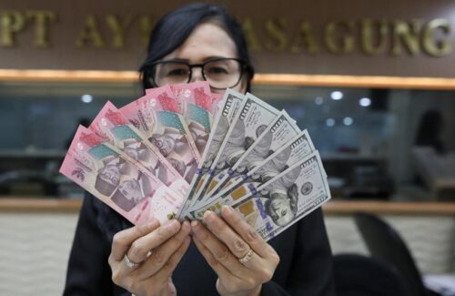 Rupiah Tergelincir ke Rp18.009 per Dolar AS Pasca Mundurnya Bos BI