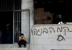 Pemukim Israel Bakar Dua Masjid dan Coret Grafiti di Tepi Barat, Militer Lakukan Perburuan